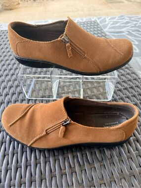 Clarks Bendables Tan Suede Side Zip Wedge Loafer Shoes Women’s 9M